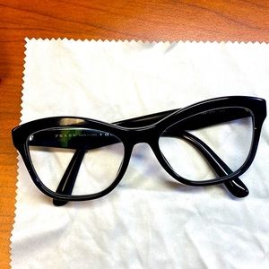 Perfect Black Prada frames. No issues just don’t look right w my face shape.